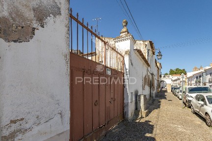Moradia independente à venda na Rua de Mendo Estevens s/n