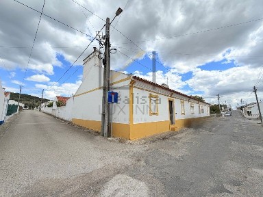 Moradia independente à venda na Rua Luís de Camões