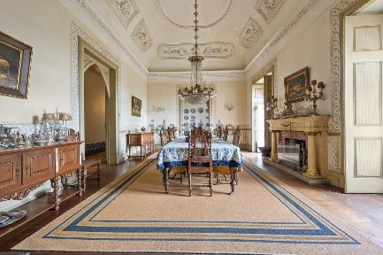 Palácio à venda na Rua Dona Dores Leal