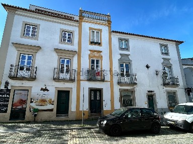 Moradia geminada à venda na Rua Cândido dos Reis