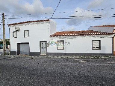 Moradia geminada à venda na Rua José Mestre Batista