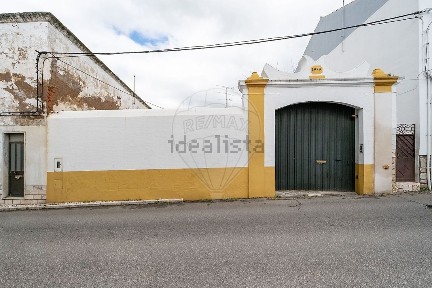 Moradia independente à venda na Rua da Restauração