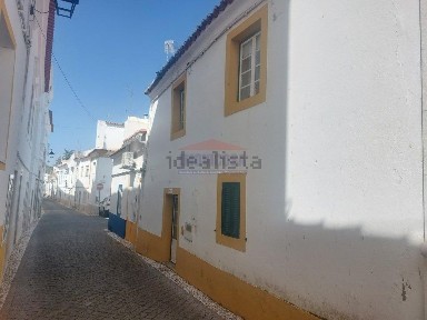 Moradia independente à venda na Rua de Santo António