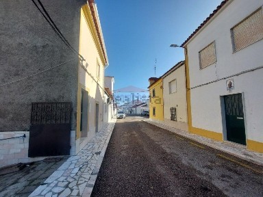 Moradia geminada à venda na Rua Doutor Couto Jardim, 156