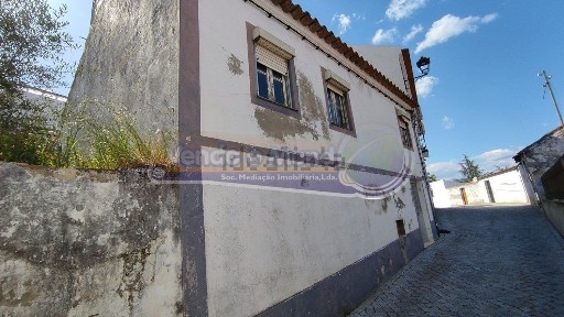 Moradia em banda à venda em Mora