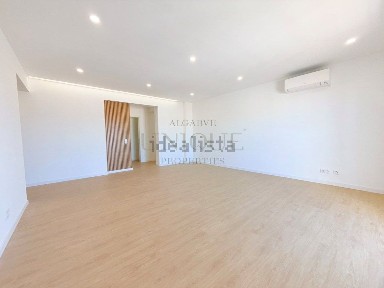 Apartamento T3 à venda na Praça do Poder Local
