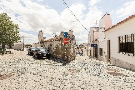 Moradia independente à venda na Rua São Pedro do Outeiro