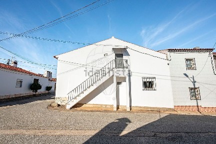 Moradia independente à venda em Santiago Maior