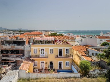 Apartamento T8 à venda na Rua Cardeal Netto