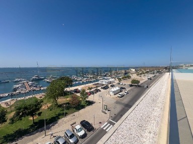 Apartamento T4 à venda na Avenida 5 de Outubro s/n