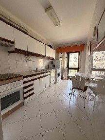 Apartamento T2 à venda na Avenida Francisco Sá Carneiro, 9
