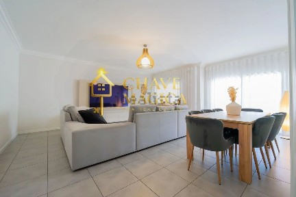 Apartamento T3 à venda na Rua Rainha Santa Isabel