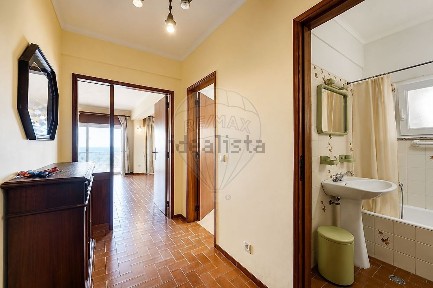 Apartamento T4 à venda na Rua Doutor João Zeferino Pereira