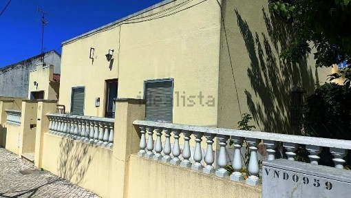 Moradia independente à venda na Avenida Marechal Craveiro Lopes