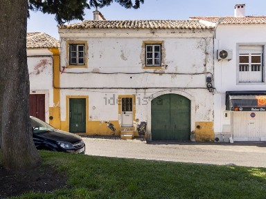 Moradia independente à venda na Rua Serpa Pinto, 92