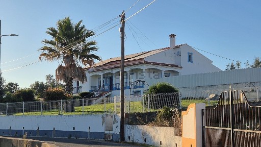Moradia independente à venda em R. do Outeiro