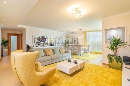Apartamento T4 à venda na Rua Engenheiro Francisco Bívar