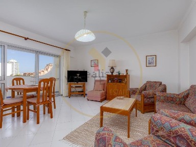 Apartamento T1 à venda na Avenida Tomás Cabreira