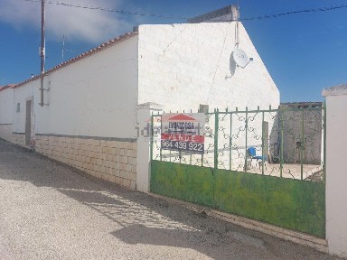 Moradia independente à venda na Rua do Pocinho s/n