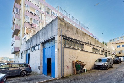 Arrendamento de armazém na Rua Augusto Gil, 2