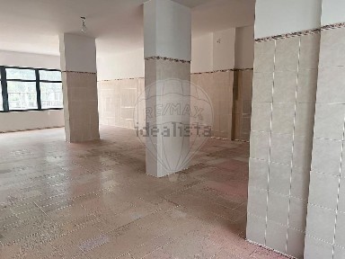 Arrendamento de espaço comercial na Rua Raúl Brandão, 9