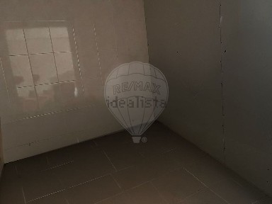 Arrendamento de espaço comercial na Rua Carvalho Serra