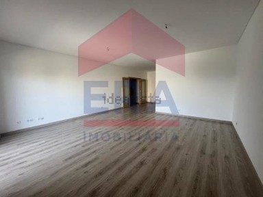 Apartamento T3 à venda no Centro Este da Cidade de Loulé