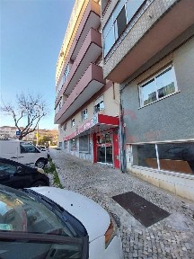 Arrendamento de espaço comercial na Rua Mouzinho de Albuquerque, 12