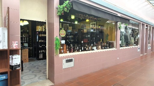 Garrafeira para trespasse na Rua Manuel de Arriaga s/n