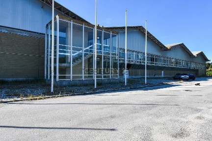 Arrendamento de armazém na Rua da Pêga Manca