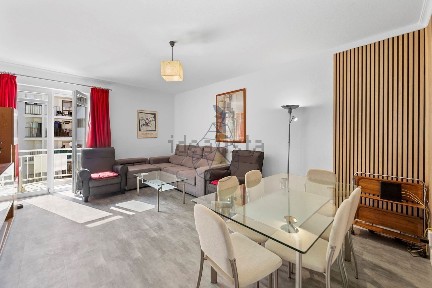 Apartamento T3 à venda na Rua Dom João II