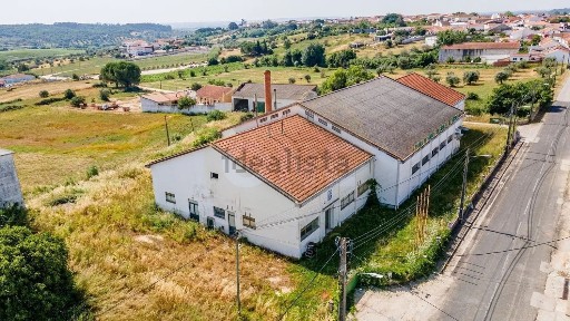 Espaço comercial ou armazém à venda na Rua Paulino da Cunha e Silva