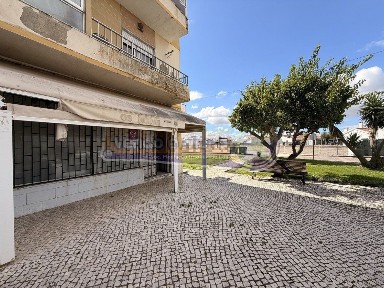 Espaço comercial ou armazém à venda em Samora Correia