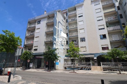 Espaço comercial à venda na Avenida Dom Nuno Álvares Pereira