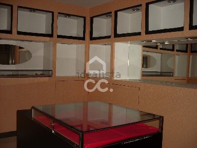 Espaço comercial à venda em Oliveira - São Paio - São Sebastião