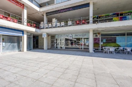 Espaço comercial à venda na Rua Rómulo de Carvalho