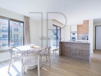 Apartamento T4 à venda na Avenida José dos Santos Farias