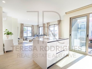 Apartamento T3 à venda na Avenida José dos Santos Farias