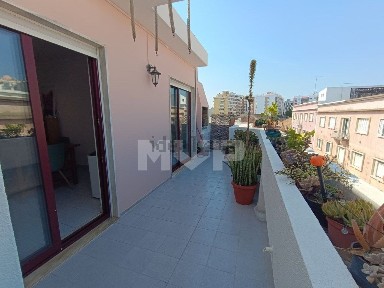 Apartamento T3 à venda na Rua Gago Coutinho
