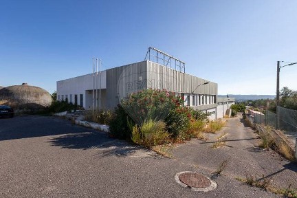 Armazém à venda em Tomar e Santa Maria dos Olivais