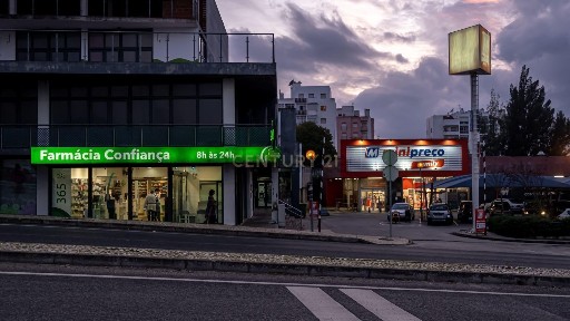 Espaço comercial à venda na Praceta Manuel Santos Cruz, 2