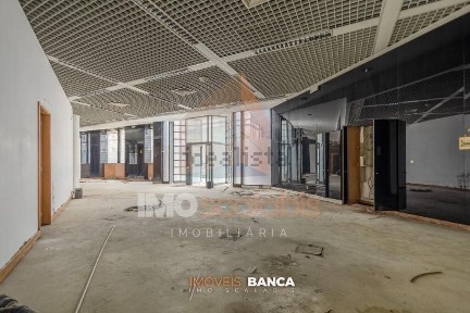Espaço comercial à venda na Rua Capelo e Ivens s/n