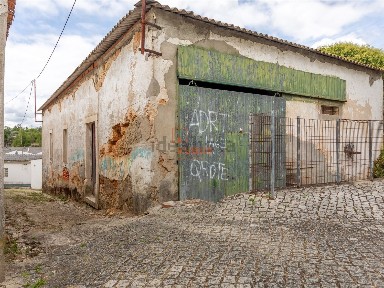 Armazém à venda na Rua 25 de Abril