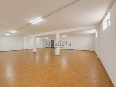 Armazém à venda na Rua da Ribeira