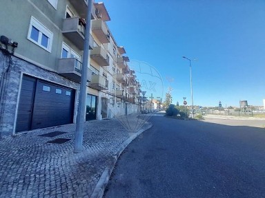 Espaço comercial à venda na Avenida António da Fonseca Simões, 13