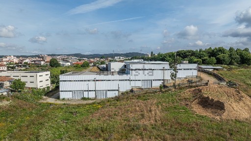 Armazém com rentabilidade à venda na Rua Escola da Portela