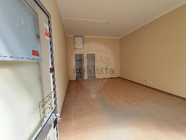 Espaço comercial à venda na Rua Rui Luís Gomes