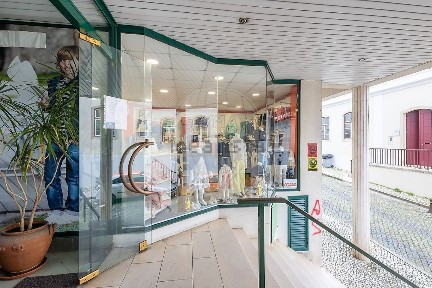 Espaço comercial à venda na Rua Luís de Camões