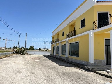 Espaço comercial à venda em Foros de Salvaterra