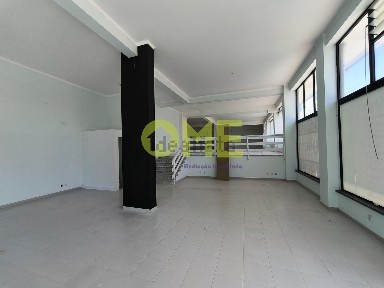 Espaço comercial à venda na Rua Doutor Francisco Sá Carneiro